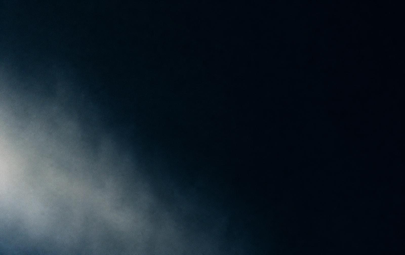 Abstrakt bild av tätnande linjer som övergår i brus